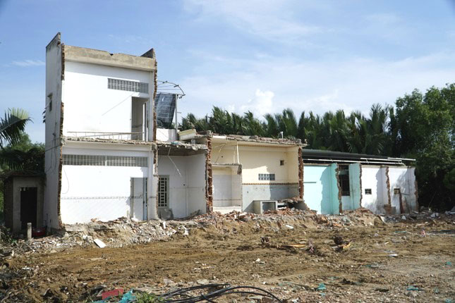 Theo ghi nhận của PV, tại chân cầu Phước Long (thuộc địa bàn phường Phú Mỹ, quận 7) việc giải tỏa mặt bằng đang được triển khai.